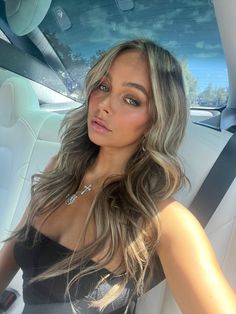 Face Framing Layered Haircuts For Medium Hair, Natural Brunette Blonde Hair, Blonde Balayage On Brunette Hair, Brunette With Blonde Highlights Balayage, Summer 2023 Makeup, Sandy Brown Hair Color, Highlights Bronde, Hailey Bieber Makeup, Brunette With Blonde