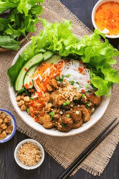 Bun Thit Nuong Recipe, Cooking Asian Food, Bun Thit Nuong, Thit Nuong Recipe, Asian Pork Recipes, Vietnamese Noodle Salad, Pork Noodles, Pork Salad, Asian Pork