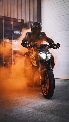 Bike Rider Photography, Sport Bike Rider, Motorbike Photos, European Motorcycles, Professional Motorcycle Racer, Ktm Motorcycles, Motorbike Art, Best Motorbike