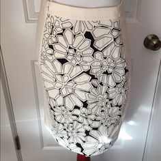 Per Se Woman’s Skirt Pencil Trunk Show Knee Length Straight Size 2 Textured 3d Cream Ivory And Black Floral Pretty Panels With Cut Out And Stitched Dramatic Flowers-They Pop! Off Center Zipper With Hook And Eye Closure Length 21” Waist Flat 13.5” Hip Flat 17.75” Slipped Stitches Near Waist Band Tag, Interior Only. Dramatic Flowers, Skirt Pencil, Waist Band, Black Floral, Trunk, Knee Length, Cut Out, Womens Skirt, Size 2