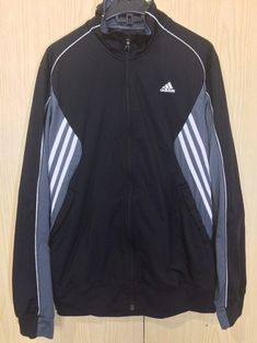 M Vintage Adidas Black Grey Retro-Track-Anzug Tracksuit Top-Track-Anzug Sweat Shirt ziehen über warm aufgelegt vollen Reißverschluss Sportkleidung : authentisches Produkt 100 % : Größe (M) hergestellt In Indonesien : Achsel zu Achsel = 20,5" : Gesamtlänge= 30,5" : Zustand = (gebraucht) 8,5 / 10 noch in sehr gutem Zustand SEHR GUT FÜR TS AGES KEINE RIPS, TEARS, HOLES ALLE OFFER WERDEN KONSIDER PLEASE CONTACT * * * * . PAYMENT & SHIPPING. : FÜR PAYMENT WIR NUR ACCEPT PAYMENT VIA PAYPAL. : STELLEN Adidas Vintage, Tracksuit Tops, Tracksuit Jacket, Track Suit, Soccer Shirts, Clothes Ideas, Vintage Adidas, Adidas Black, Zip Sweater