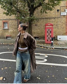 Coquette Vintage, Stockholm Street Style, Brown Fur, Casual Hairstyles, London Street Style, Travel Fashion, Rainy Day Outfit, Fall Street Style, Casual Chic Style