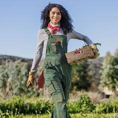 Thanks to your feedback, we’ve uprooted our old bibs and replaced ’em with better-built Heirloom Gardening® Bib Overalls! These cult-favorite overalls are as resilient as you are. The lightweight and stretchy design allows you to bend and breathe easy even in the heat and humidity. Plus, dirt brushes right off! Throw in elastic straps, upgraded hardware and 12 purpose-packed pockets, and you’ve got the bibs to blow through any project. Bib Storage, Gardening Overalls, Deep Conversation Starters, Leg Machines, Farm Clothes, Gardening Outfit, Bags For Teens, Duluth Trading, Bib Overalls