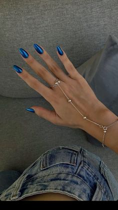 Unha azul cromado Nails Blue And Green, Dark Blue Chrome Nails, Gold And Blue Nails, Blue Metallic Nails, Nails Azul, Azul Nails, Silver Acrylic Nails, Blue Chrome Nails