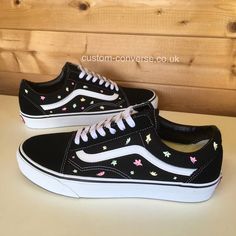 Heartstopper Merch, Heartstopper Graphic Novel, Vans Design, Oversize Outfits, Cool Vans Shoes, Wedding Vans, Vans Trainers, Toddler Adidas, Old Skool Vans