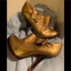 Size 8 1/2. Gold Ankle Boot Side Gold Studded Bow Side Zipper Closure High Heels Boots 5 Inch Heel Excellent Condition Report Signature Gold Ankle Boots, High Heels Boots, Heels Boots, 5 Inch Heels, High Heel Boots, Gold Studs, Bow Tie, Side Zipper, Heeled Boots