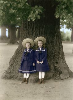 Victorian Children's Clothing, Colorized Photos, Romanov Family, Under The Tree, Edwardian Fashion, Vintage Portraits, Two Girls, Historical Dresses, Oak Tree