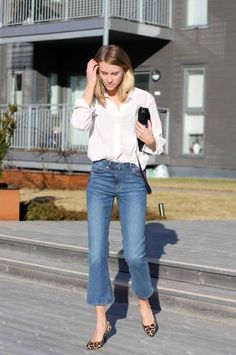 20 Ideas How To Wear Bootcut Jeans The Right Way 2023 Weekend Fashion, Jeans Trend, Look Jean, Spring Denim, 90s Jeans, Cropped Flare Jeans, Jean Trends, Denim Trends