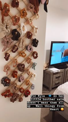 Scrunching Holder, Ways To Organize Scrunchies, Scrunchie Organization Diy, Diy Scrunchie Holder On Wall, Scrunchies Display Ideas, Scrunchie Holder Display, Diy Scrunchy