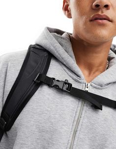 Accessoires von The North Face Halte deine Freunde nahe bei dir, aber deine Basics noch näher Griff oben verstellbare, gepolsterte Träger Abnehmbarer Sternum-Tragriemen abnehmbarer Gürtel gepolsterte Mesh-Rückseite Reißverschluss externe Reißverschlusstasche Taschen für Flaschen Innentaschen Laptop-Fach Bungee-Kordel-System für zusätzlichen Stauraum Aufgesticktes Logo Storage Logo, The North Face Borealis, Logo P, Embroidery Product, North Face Borealis, North Face Bag, Flip Flop Boots, Grey Backpacks, Backpack Free