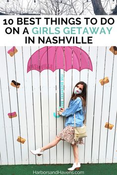 a girl leaning against a fence with an umbrella over her head and the words 10 best things to do on a girls getaway in nashville