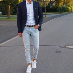 Ensemble décontracté veste bleu marine jean clair pour homme White Sneakers Outfit, Men's Business Outfits, Blazer Outfits Men, Mens Business Casual Outfits, Business Casual Men, Blazer Outfits