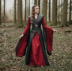 Black And Red Medieval Dress, Red Fantasy Outfit, Black Medieval Gown, Black Medieval Dress, Medival Outfits Women, Targaryen Clothes, Mideval Dress, Westeros Fashion, Dragons Clothes