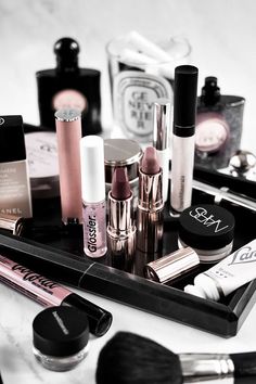 What�s In My Makeup Bag: September #beauty #makeup #makeupbag #beautyproducts #makeuplove Whats In My Makeup Bag, In My Makeup Bag, My Makeup Bag, Make Up Cosmetics, Beauty Make-up, High End Makeup, Elegant Makeup, Luxury Makeup