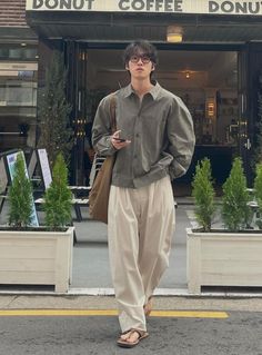 Academia Aesthetic Outfit Men Summer, Minimalist Aesthetic Men, Korean Men Summer Fashion, Aesthetic Guy Outfits, Formal Streetwear, Classy Clothing, Menstrual Cups, Gala Outfit, Pants Outfit Men