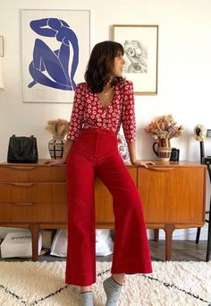 70s Inspired Fashion, 70s Outfits, Look Retro, French Girl Style, Neue Outfits, Red Pants, Look Vintage, Inspiration Mode