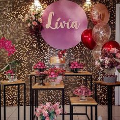 there are many balloons and flowers on the tables in front of the wall that says livra