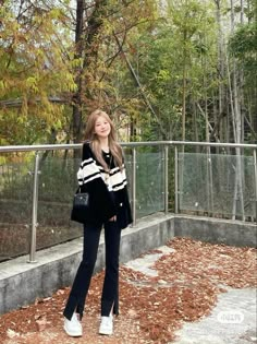 Jeans White Sneakers, Casual Chic Fall Outfits, Campus Outfit, Korean Fits, Simple Casual Outfits, White Striped Sweater, Autumn Foliage, Winter Fashion Outfits Casual