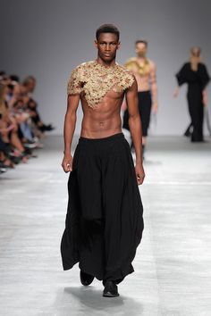 Male Fashion Trends: Valentim Quaresma Spring-Summer 2018 - Moda Lisboa Cooler Style, Male Fashion Trends, Jewellery Designer, Clothing Men, Male Fashion, Mens Fashion Trends, Costume Design, Business Fashion