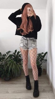 Grunge Looks, Mode Ulzzang, Look Grunge, Street Style Grunge, Look Rock, Hipster Outfits, Grunge Look, Fishnet Tights, Goth Aesthetic