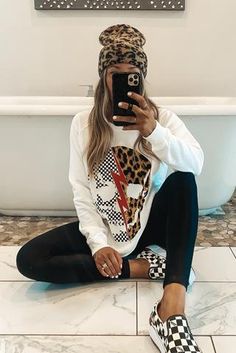 Estilo Vans, Leopard Skull, Gunny Sack, Skull Sweatshirt, The Leopard, Fall Fashion Outfits, Edgy Outfits, Casual Fall Outfits, Mom Outfits