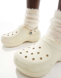 Zapatos de Crocs No hay límites Sin cierres Tira móvil en el talón para un ajuste seguro Detalle de la marca de Crocs Los orificios de ventilación ayudan a expulsar la humedad y la suciedad La plantilla Croslite se adapta a tu pie para un ajuste personalizado con mejor sujeción del arco plantar Suela ligera que no deja marcas La talla mostrada en la parte inferior de todos los Crocs corresponde al tallaje de EE. UU. Sigue nuestras guías para comprar la talla perfecta Crocs Platforms, Formal Dress Shops, Going Places, Trainer Heels, Leggings Sale, Wide Jeans, White Trainers, Swimwear Sale, Maxi Dress Trend