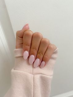 Nail Idea Natural Nails, Creamy Light Pink Nails, Gliter Nailart Pink, Nail Ideas Senior Pictures, Plain Oval Acrylic Nails, Pale Gel Nails, Neutral Nails For Vacation, Simple Almond Nails One Color, French Nail Base Color