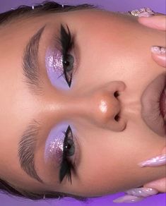 Duo Chrome Makeup, Violet Makeup Look, Lavender Makeup Looks, Makeup Inspo Creative, Fun Eye Makeup, Angle Makeup, Purple Eye Look, Violet Makeup, Makeup Violet