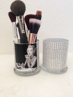 Marilyn Monroe inspired makeup brush holder by MLGalore on Etsy Marilyn Monroe Bathroom, Marilyn Monroe Bedroom, Marilyn Monroe Room, Glam Bathroom Ideas, Marilyn Monroe Decor, Diy Makeup Brush Holder, Rangement Makeup, Diy Makeup Brush, Diy Organizing