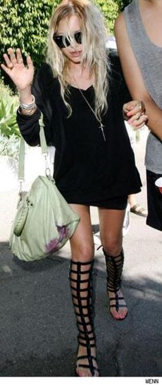 I remember these sandals! Gladiator Sandals Outfit, Shoes Design Ideas, 2014 Grunge, Ashley Olsen Style, Tall Gladiator Sandals, Kate Olsen, Black Gladiator Sandals, Mary Kate Olsen, Shoes Design