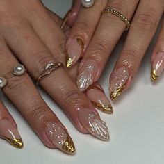 #beachnails #nailart #nailtech #goldnails #nail2inspire #nailsart #nailsofinstagram #naildesign #summernails Seashell Toenail Design, Ocean Nails Designs, Gold Almond Nails, Nail Inspo Almond, Nail Art Gold, Seashell Nails, Opal Nails, Hello Nails