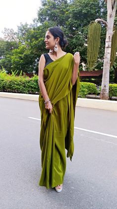 Flaunting my Indian ness ❤️ Saree Green, Women's Runway Fashion, Half Saree, Silk Satin, Runway Fashion, Indian Fashion, One Shoulder Formal Dress, Saree