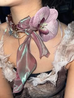 Lily Flower Jewelry, Flower Necklace Outfit, Body Accessories, Runway Fashion Couture, Jewelry Lookbook, Lily Flower, Jewelry Inspo, Pretty Jewellery, Cute Jewelry