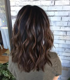 Dark Chocolate Brown Hair, Chocolate Brown Hair Color, Medium Layered Haircuts, Wavy Haircuts, Brown Hair Balayage, Brown Balayage, Hair Ribbons, Balayage Brunette, Penteado Cabelo Curto