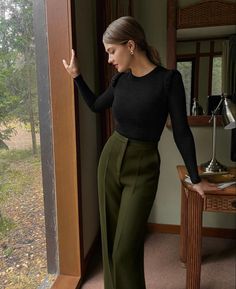 Green Classy Outfit Aesthetic, Trendy Work Clothes Business Casual, Work Camisole Outfit, Winter Casual Elegant Outfit, Earth Tones Work Outfit, Long Sleeve Dress For Work, Chic And Sophisticated Outfits, Proffesional Outfits Dress, Dark Work Outfits Women