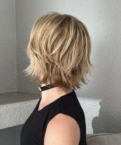 Short Hair With Layers Aesthetic, Cool Blonde Short Hair, Short Messy Blonde Hair, Short Shaggy Blonde Hair, Niamh Adkins Short Hair, Bixie Colour Haircut, Shaggy Short Hair Straight, Short Blonde Layered Hair, Neck Length Hair With Layers