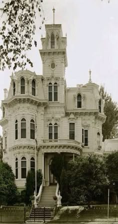 an old photo of a large white house