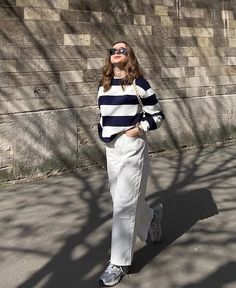 Are you looking for the best wide leg jeans outfit ideas? Check this post for the best style tips on how to style wide leg jeans for different occasions, what to wear with wide leg denim jeas, and the trendiest wide-leg jeans outfit ideas to copy. White Wide Leg Jeans