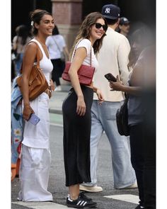 Nyc Summer Street Style 2024, Soho Street Style, Camila Morrone Street Style, Summer Rain Outfit, Mexico City Street Style, Camila Morrone Style, Tourist Outfit, Samba Sneakers