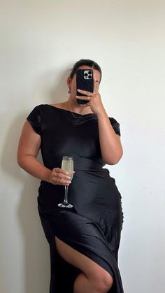 Short Black Dresses With Sleeves, Mid Size Black Dress, Wedding Guest Outfit For Plus Size Women, Graduation Plus Size Outfits, Plus Size Midi Dress Formal, Black Wedding Guest Dress Plus Size, Mid Size Formal Dress, Black Midi Bridesmaid Dress, Plus Size Wedding Guest Dresses Formal