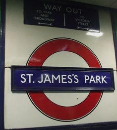 a blue and white sign that says st james's park