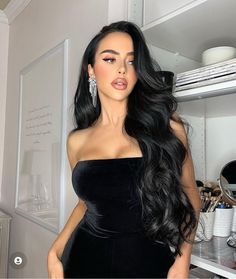 Hair Styles Tutorials, Madame Chic, Black Curly Hair, Bob Hair, Penteado Cabelo Curto, Hair Colours, Long Black Hair, Alternative Outfits, Shiny Hair