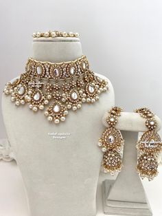 Premium quality elegant Kundan choker comes with Jhumki Earrings with attached saharey and Tikka/ Indian Jewelry/Premium Quality Polki and Kundan Jewelry/bridal necklace/golden white/Pearls All items are shipped from Brampton, Ontario, Canada. If you need your item by a certain day, please reach out to us for express delivery option before placing the order so that we can update the shipping for you. Standard shipping/delivery timeline Below are the delivery timeline estimates. We dispatch all o Heavy Pearl Kundan Necklace For Wedding, Pearl Jewelry Set For Wedding And Diwali, Meenakari Pearl Jewelry Sets For Wedding, Wedding Pearl Meenakari Jewelry Sets, Wedding Pearl Jewelry Sets With Meenakari, Wedding Meenakari Pearl Jewelry Sets, Pearl Bridal Sets With Meenakari For Wedding, Heavy Pearl Bridal Necklace For Wedding, Wedding Bridal Sets With Meenakari And Pearls