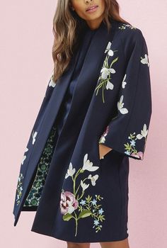 Floral kimono robe Kimono Outfit, Mode Kimono, Jacquard Jacket, Outfit Trends, Abayas Fashion, Kimono Jacket, Mode Inspiration, Kimono Fashion, Coat Fashion