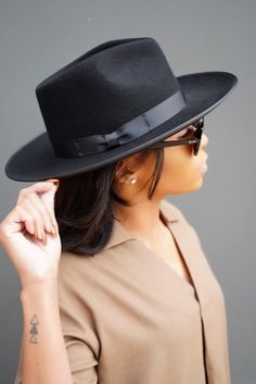 The Monroe is one of our new felt rancher hats released for the new season. This women's rancher hat has a brim and crown trimmed with tonal grosgrain ribbon and a slightly curled up brim. The Monroe has a 3" (7.5cm) brim + 4.5" (11.5cm) crown and is made of 100% Australian wool. Rancher Hats, Ladies Hats, Sleek Dress, Rancher Hat, American Western, Fedora Hats, Elegant Hats, Head Wear, Fashion Board