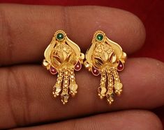 Indian Gold Earrings, Handmade Gold Jewellery, Jewellery Indian, Gold Earrings For Women, Yellow Gold Earrings, Bridal Gold Jewellery Designs, Gold Necklace Set, Gold Stud Earrings