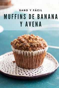 a muffin on a plate with the words muffins de banana y'avena