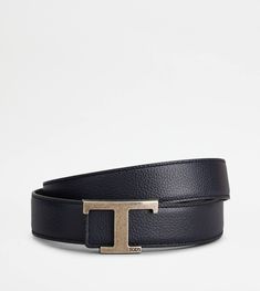 Reversible belt in elegant leather with branded burnished metal T Timeless buckle. Hammered leather on one side, smooth leather on the other. Mens Designer Belts, Belt Men, Luxury Belts, Branded Belts, Designer Belts, Reversible Belt, Leather Belts, High End Fashion, Mens Belts