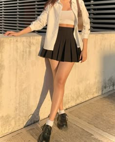 Vest With Skirt Outfits, Black Short Skirt Outfit, Black Tennis Skirt Outfit, Elegant Summer Outfits, Short Skirts Outfits, Tennis Skirt Outfit, Simple Style Outfits, Cute Skirt Outfits, Casual College Outfits