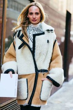 street style fashion week 2017 lauren santo domingo Womens Fall Coats, Fall Fashion Coats, New York Fashion Week Street Style, Queer Fashion, Winter Mode, Cool Street Fashion